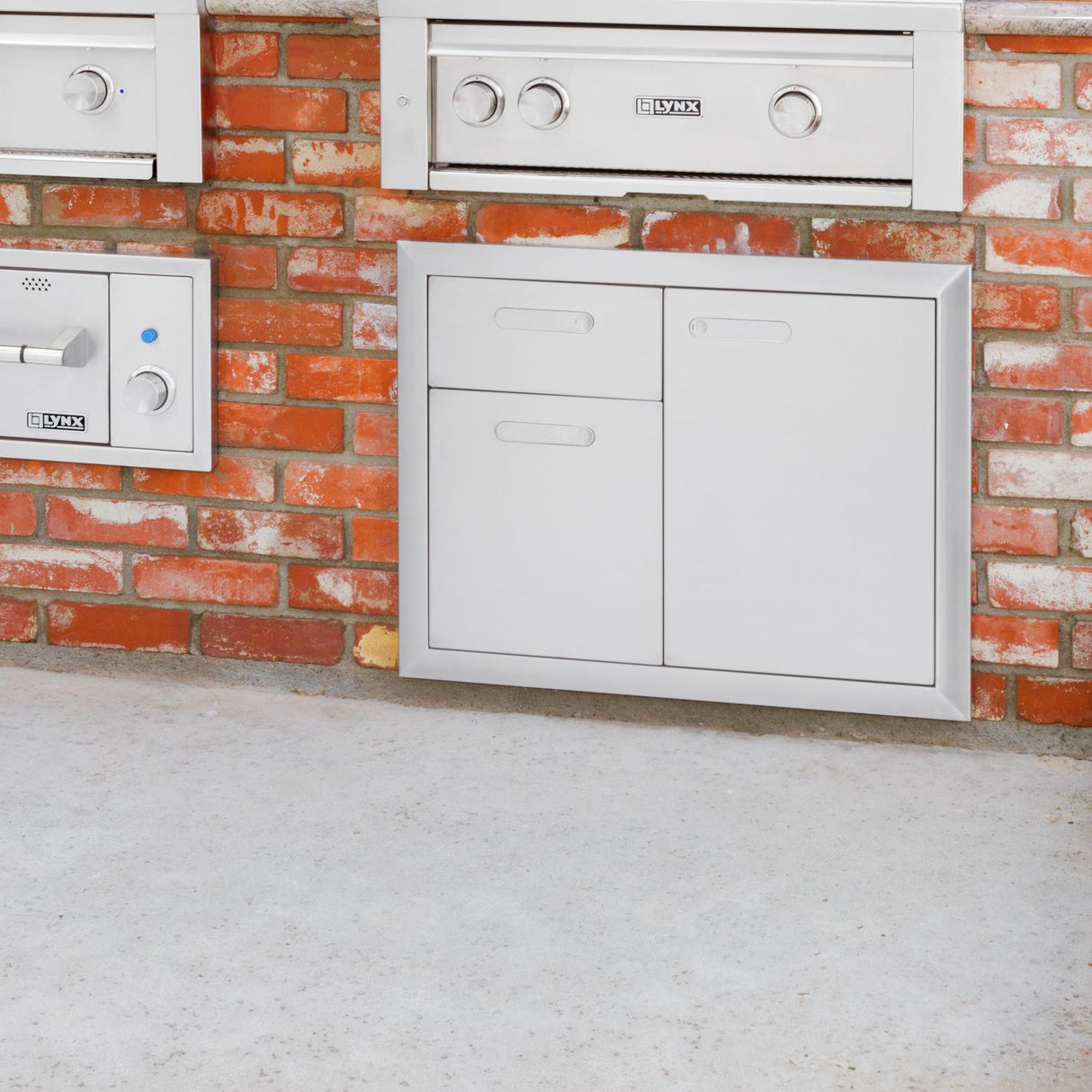 Lynx | Ventana 30" Trash Center & Double Drawers