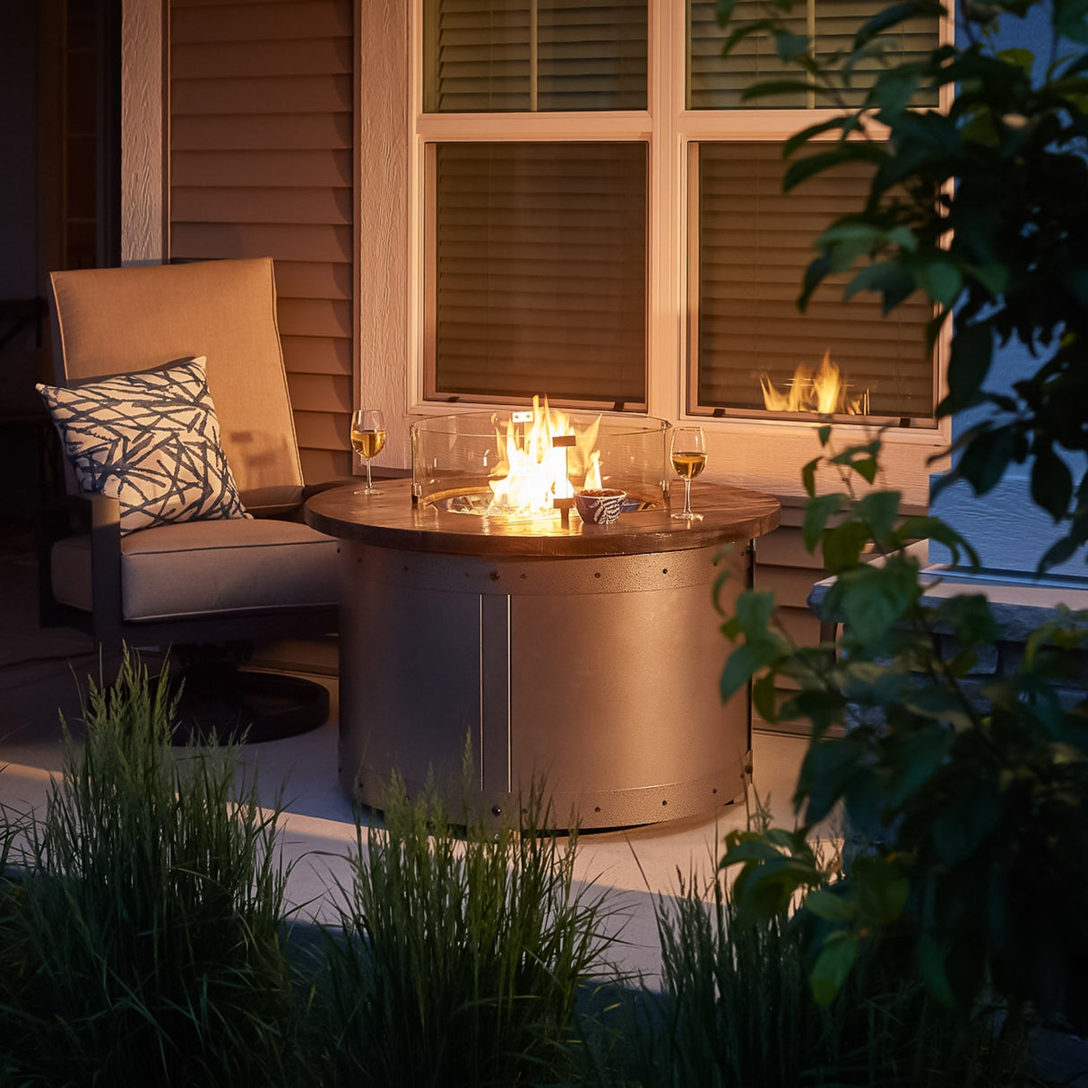 The Outdoor GreatRoom Edison Round Gas Fire Pit Table