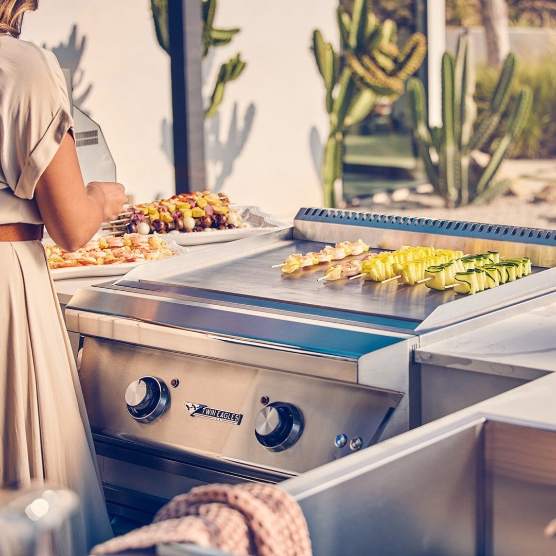 Flat top outlet grill for kitchen